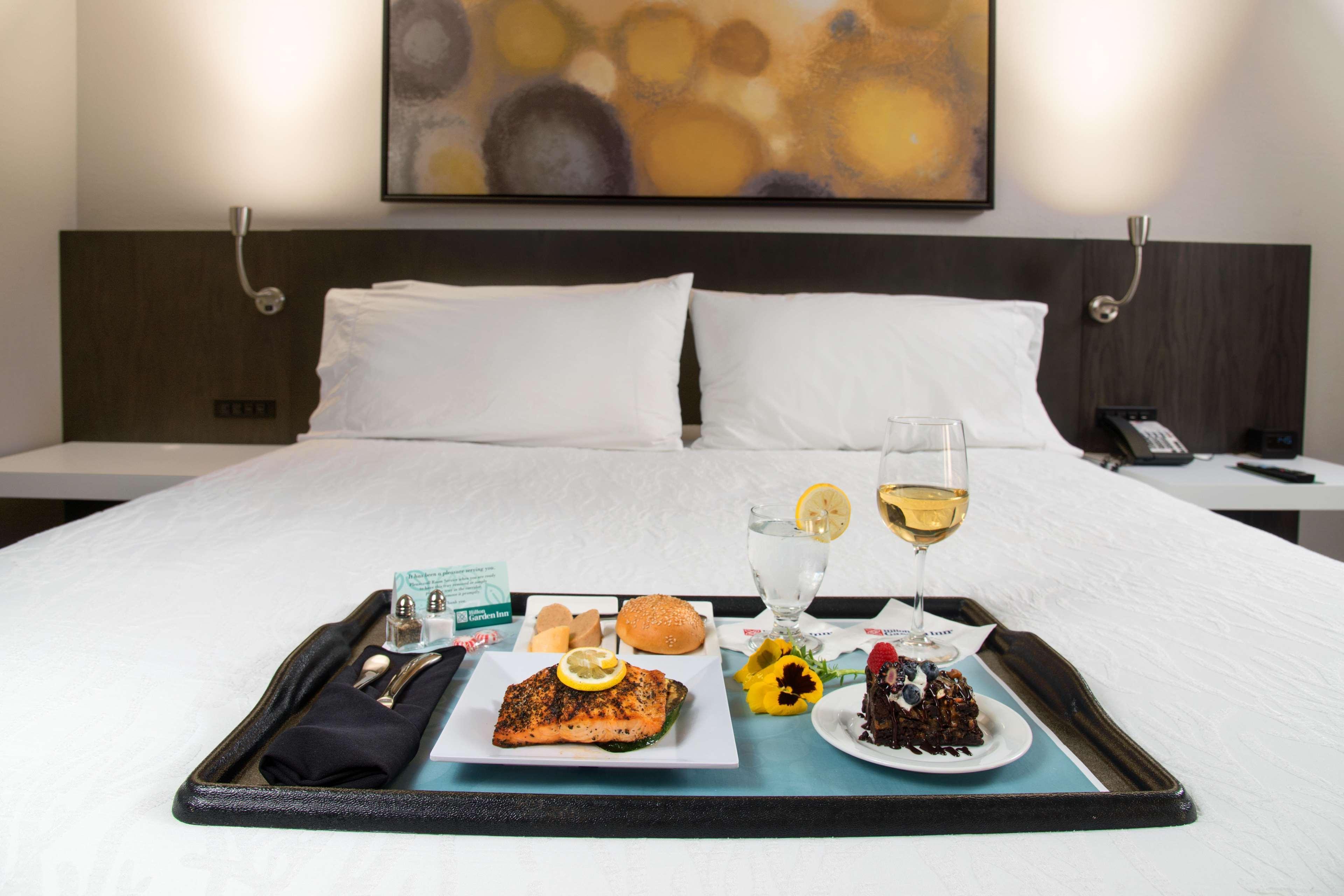 Hilton Garden Inn Las Colinas Irving Bagian luar foto