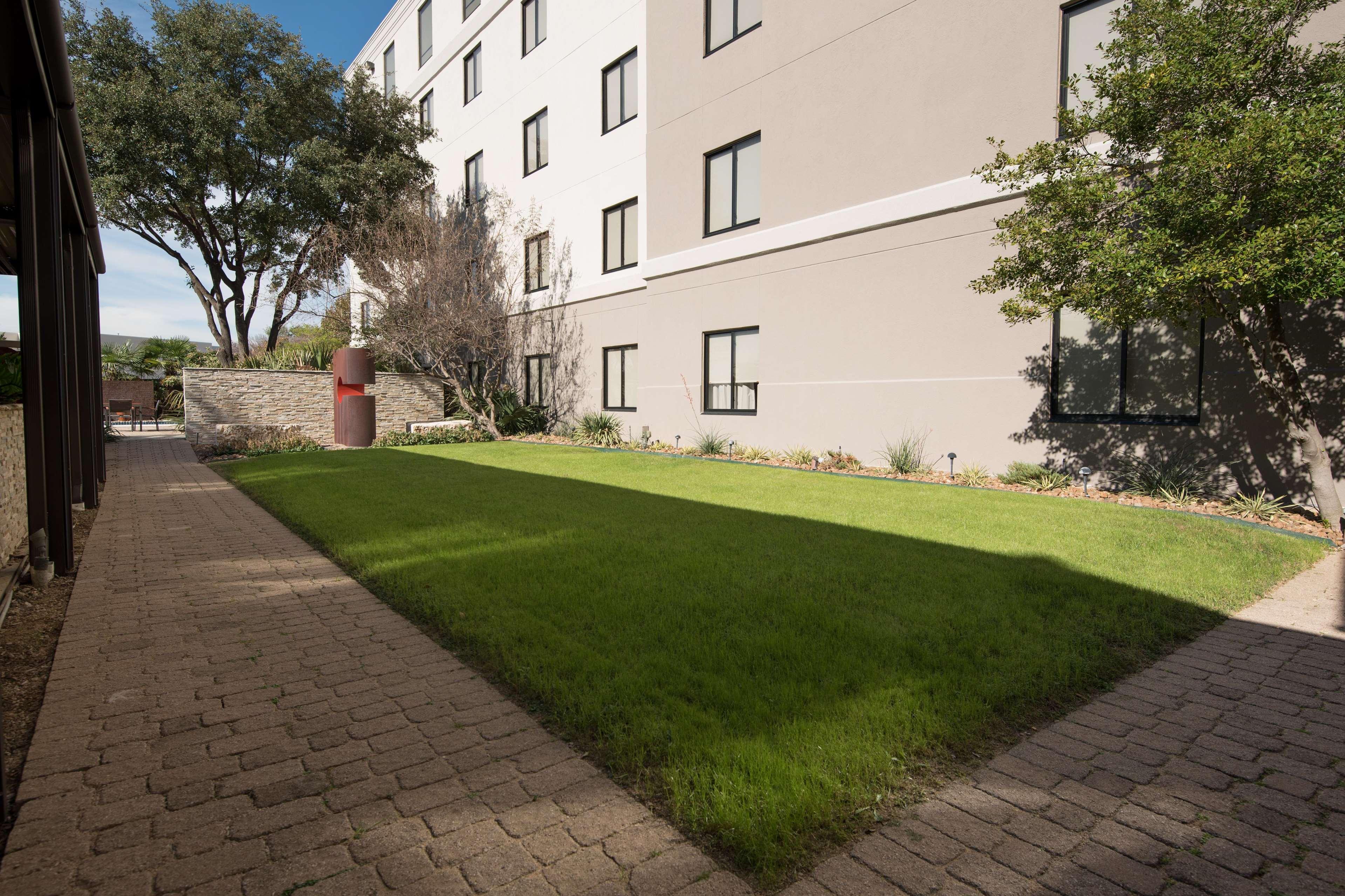 Hilton Garden Inn Las Colinas Irving Bagian luar foto