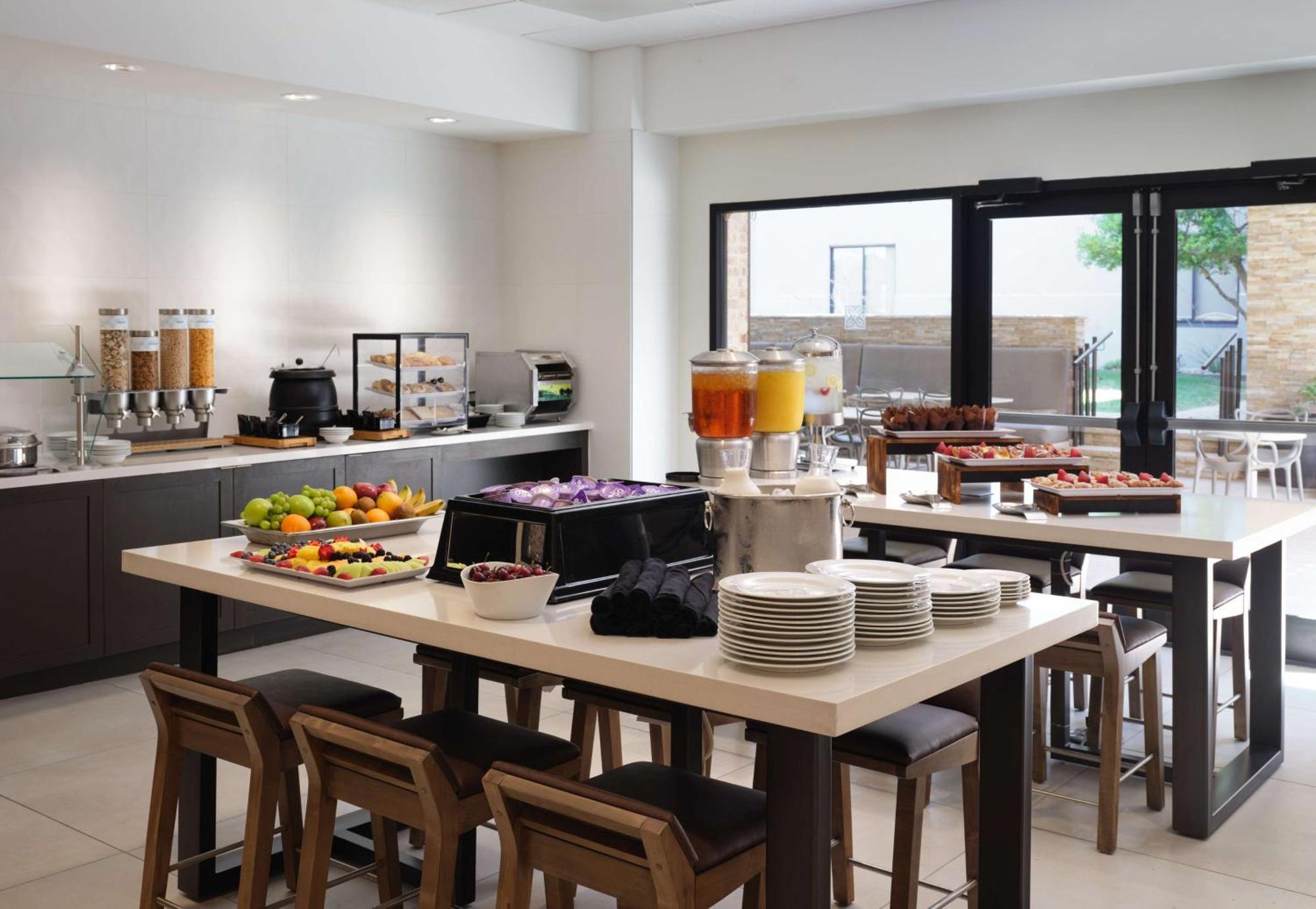 Hilton Garden Inn Las Colinas Irving Bagian luar foto